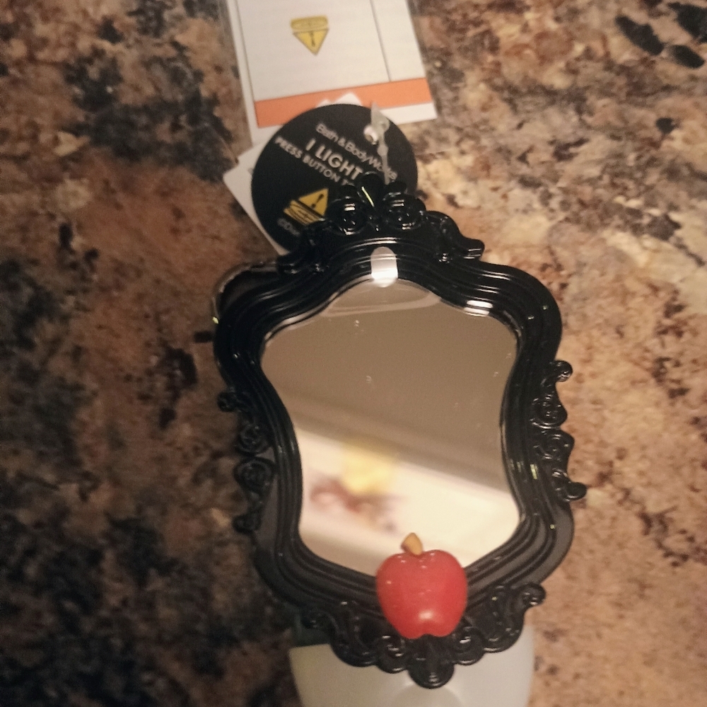 Bath Body Works Disney Evil Queen Mirror Light-UpPocketBac Sanitizer Holder - Picture 6 of 7